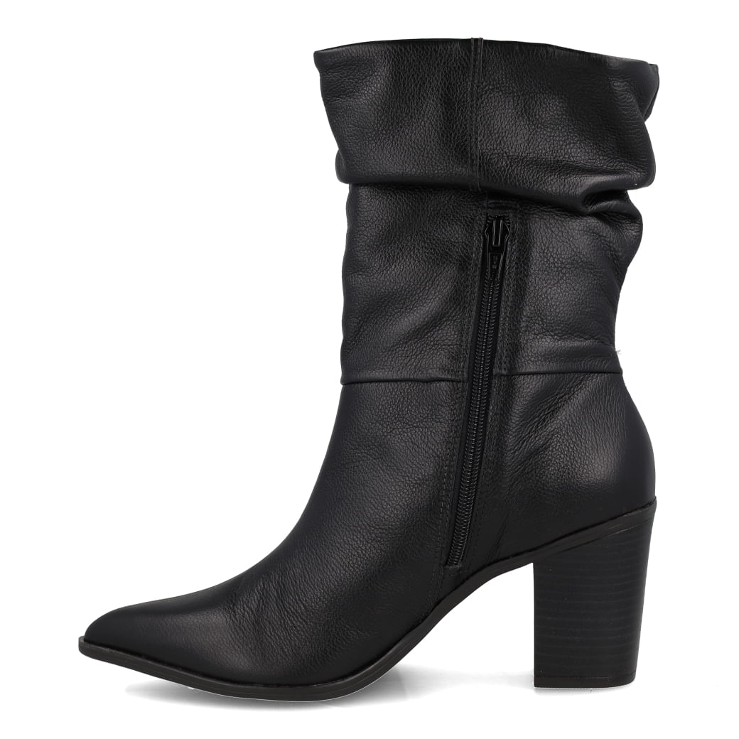 Bota Via Marte cano médio couro marrom vista em detalhe para ajuste
